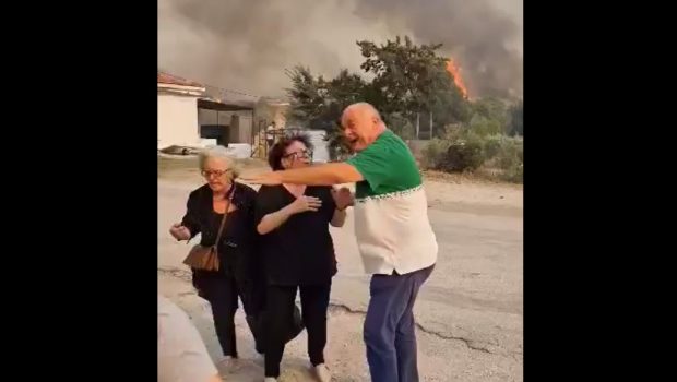 Δήμαρχος Βόλου από τη ΒΙΠΕ: «Φύγετε, να σωθείτε - Έχει δεξαμενές προπανίου στα 20 μέτρα»
