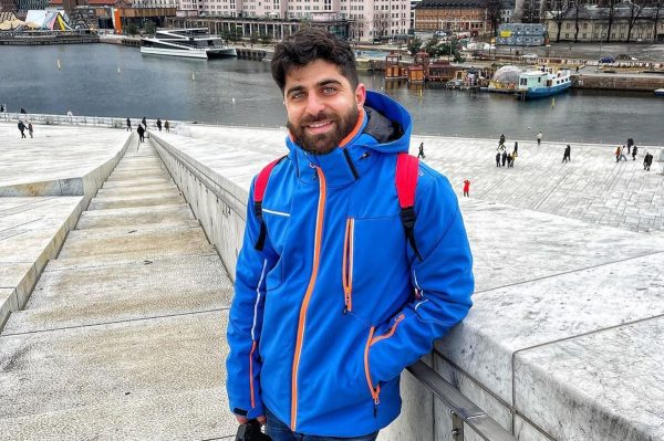 TikTok: Ο… «Δυστύχης Μπλέτσας» ξαναχτυπά – Το Ελαφονήσι, οι τουρίστριες και η ροζ άμμος