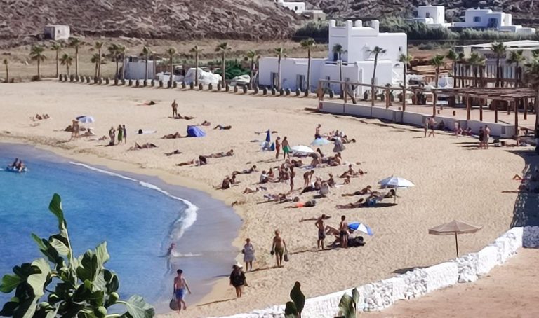 Μύκονος: Εποχές ’80 θυμίζει ο Πάνορμος που μαγεύει τους επισκέπτες του – Πιέζει για επαναλειτουργία το Principote