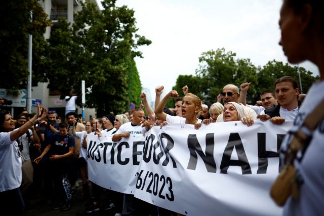 Γαλλία: Κηδεύτηκε ο 17χρονος Ναέλ στη Ναντέρ – Χιλιάδες κόσμου έδωσαν το «παρών»