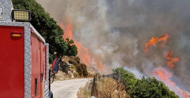 Νάξος: Σε εξέλιξη μεγάλη φωτιά στην Κεραμωτή - Ενισχύονται οι δυνάμεις και από την Αθήνα