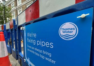 Ην. Βασίλειο: Στα «βράχια» το ιδιωτικοποιημένο νερό με χρέη στο «Θεό» – Ποια τα σενάρια διάσωσης