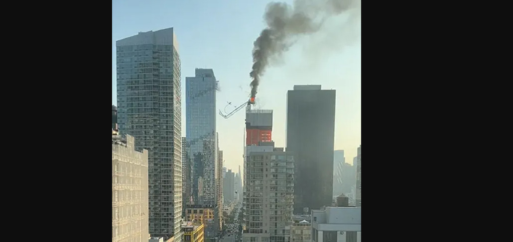 Νέα Υόρκη: Γερανός έπιασε φωτιά και κατέρρευσε – Έξι άνθρωποι τραυματίστηκαν