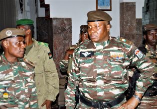Η χούντα του Νίγηρα θέτει σε κίνδυνο τον πόλεμο στο Ισλαμικό Κράτος