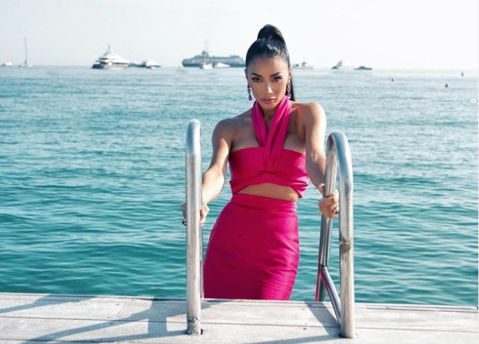 Νικόλ Σέρζινγκερ: Ξετρελαμένη με την Ελλάδα – Οι υπέροχες φωτογραφίες με φόντο το γαλάζιο