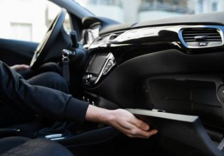 Γιατί το ανοιχτό ντουλαπάκι του αυτοκινήτου απωθεί τους διαρρήκτες