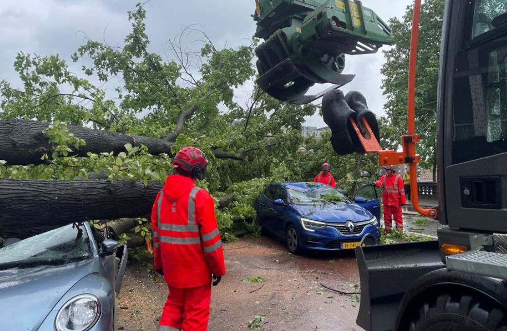 Σπάνια θερινή καταιγίδα σαρώνει την Ολλανδία - Μία νεκρή, τεράστιες καταστροφές