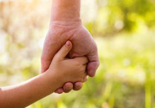 Ζαχαράκη: Με προπληρωμένη κάρτα το επίδομα παιδιού – Τι αλλάζει στο επίδομα ανεργίας