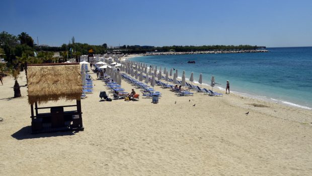 Ένας μισθός για κολύμπι σε πλαζ της Αττικής | in.gr