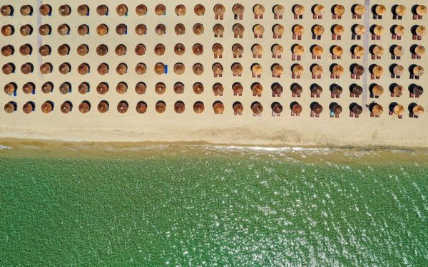 Καύσωνας: «Κύμα» προκρατήσεων για τις οργανωμένες παραλίες