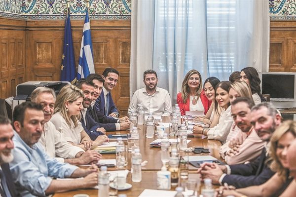 ΠΑΣΟΚ: Ικανοποίηση για τη διείσδυση στον χώρο του Κέντρου και τους νέους