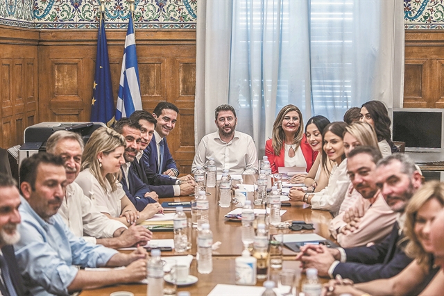 ΠΑΣΟΚ: Ικανοποίηση για τη διείσδυση στον χώρο του Κέντρου και τους νέους