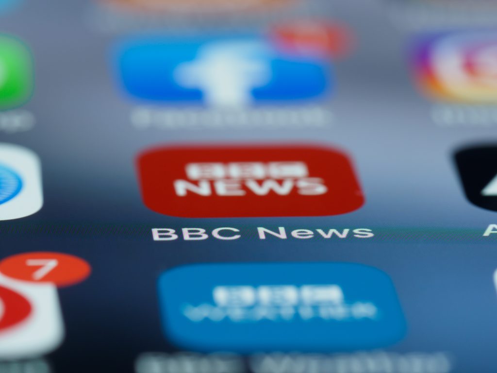Σκάνδαλο BBC: Δεύτερη καταγγελία για τον γνωστό παρουσιαστή – Απειλητικά και υβριστικά μηνύματα σε 20χρονο
