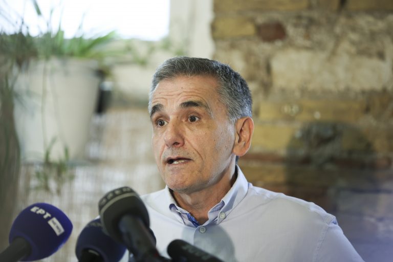 Μύκονος: Περιστατικό εργασιακού μεσαίωνα καταγγέλλει ο Τσακαλώτος – Εργοδότης απαγορεύει τις εξόδους σε εργαζόμενους