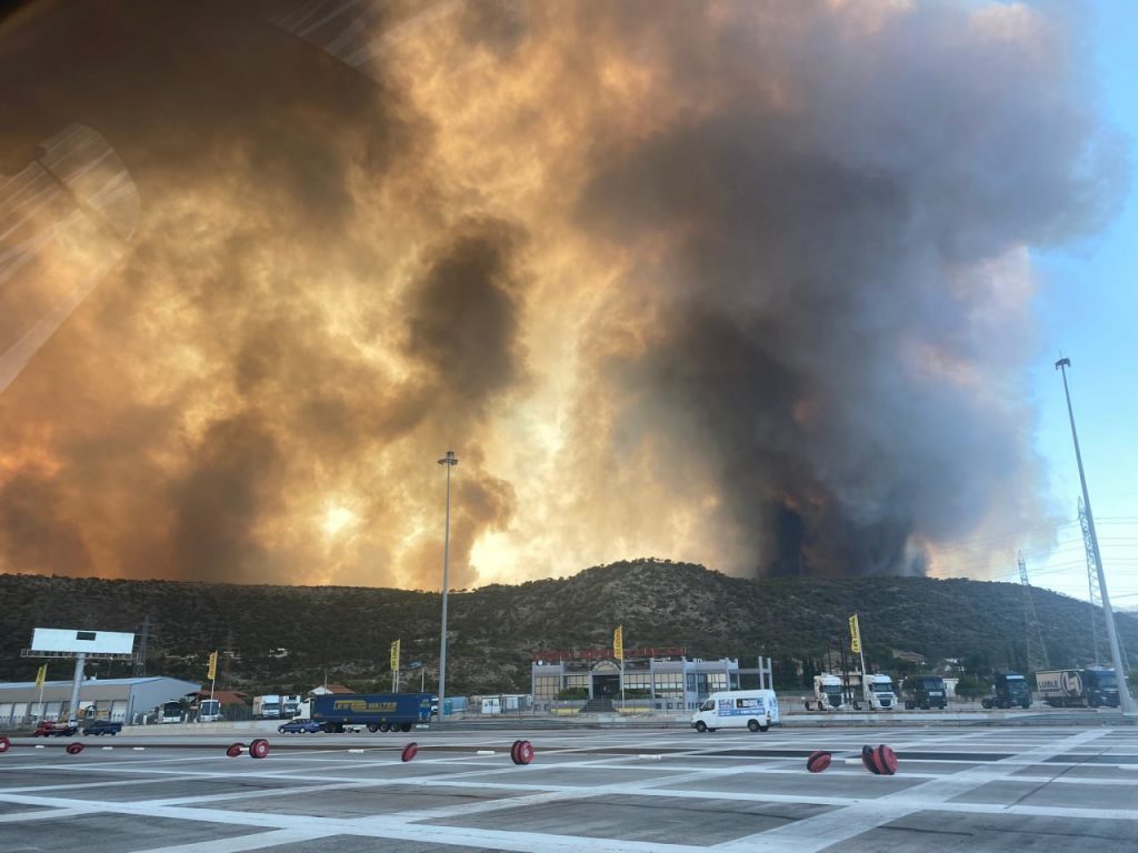 Φωτιά στο Λουτράκι: Έκλεισε η Εθνική Οδός Αθηνών - Κορίνθου | in.gr