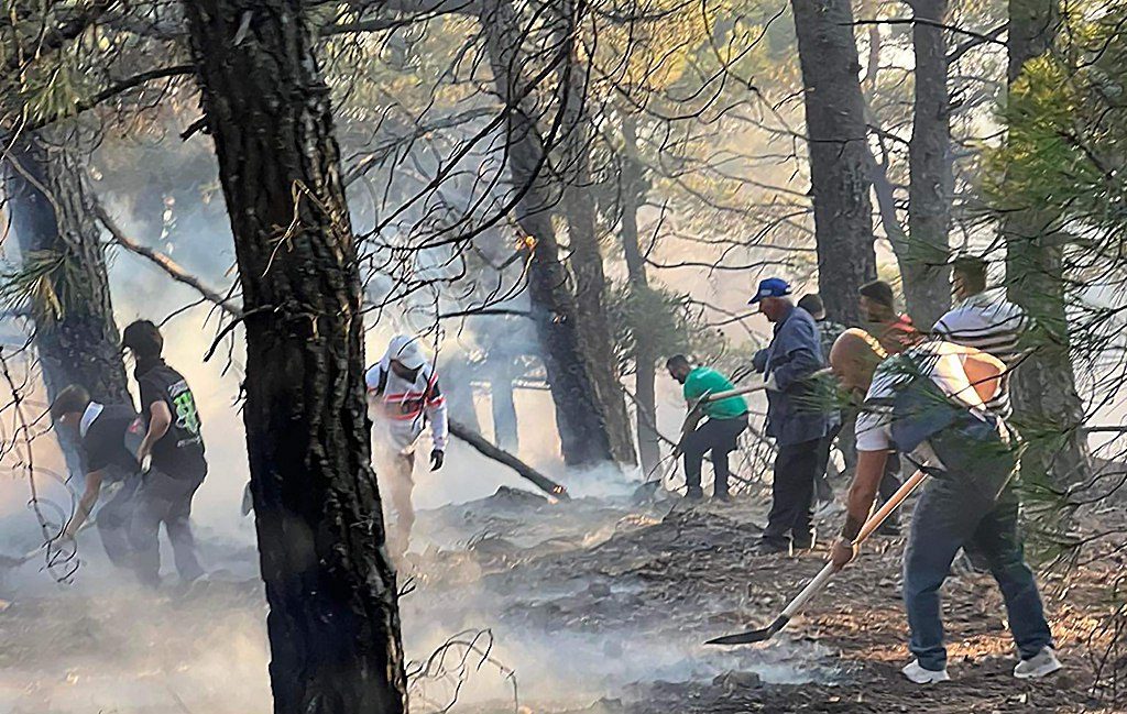 Φωτιά στην Ρόδο: Νέο μήνυμα από το 112 για εκκενώσεις χωριών στην Ρόδο – Εκκληση να σπεύσουν πλοία στην παραλία Λάρδου