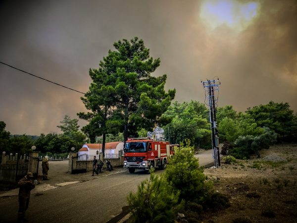 Φωτιά στη Ρόδο: Καίγονται ξενοδοχεία στο Κιοτάρι – Εκκενώσεις δια θαλάσσης