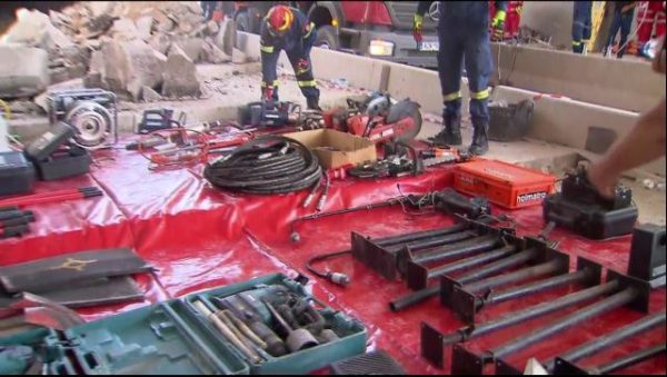 Τραγωδία στην Πάτρα: Πώς βρέθηκαν άτομα κάτω από τη γέφυρα