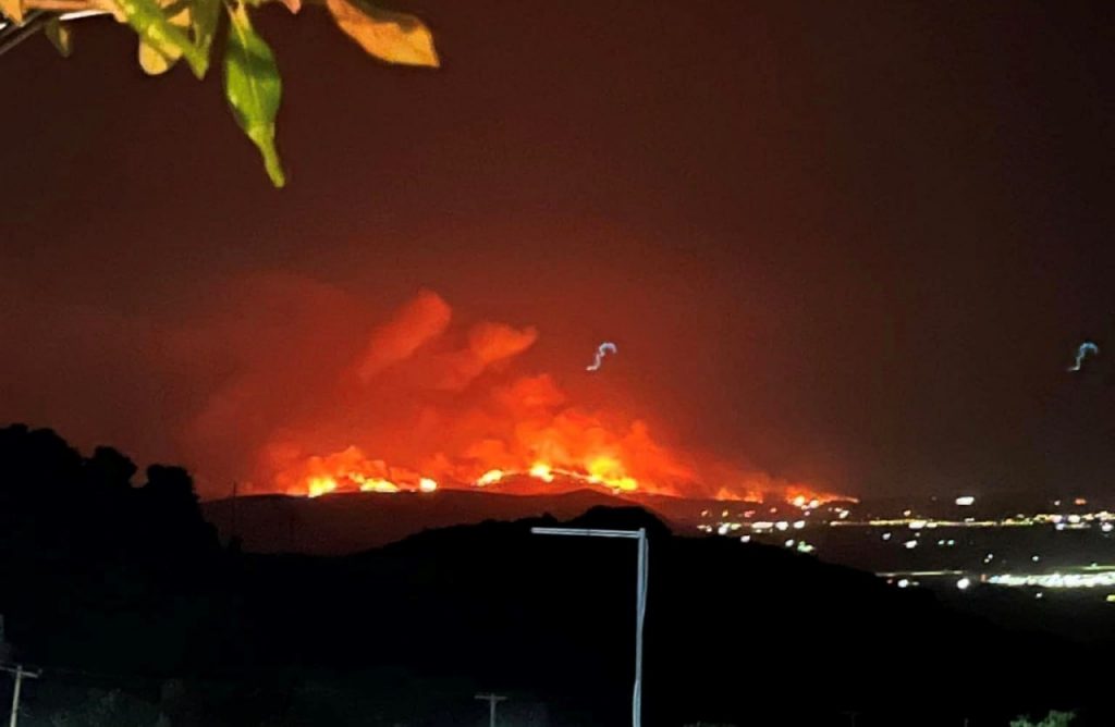 Φωτιά: Ανεξέλεγκτη και επικίνδυνη η φωτιά στη Μαγνησία – Δύο νεκροί – Μπαράζ εκκενώσεων αυτή την ώρα