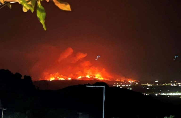 Φωτιά: Ανεξέλεγκτη και επικίνδυνη η φωτιά στη Μαγνησία – Δύο νεκροί – Μπαράζ εκκενώσεων αυτή την ώρα