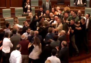 Ξύλο στη Βουλή του Κοσόβου: Πιάστηκαν στα χέρια βουλευτές της συμπολίτευσης και της αντιπολίτευσης