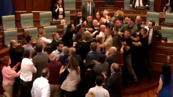 Ξύλο στη Βουλή του Κοσόβου: Πιάστηκαν στα χέρια βουλευτές της συμπολίτευσης και της αντιπολίτευσης