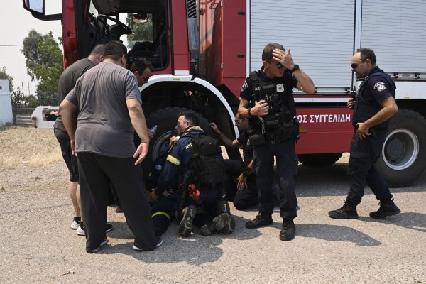 Νέα Πέραμος: Πυροσβέστης λιποθύμησε από εξάντληση