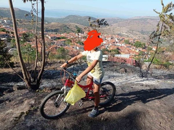 «Σας ευχαριστώ, σας έφερα λίγο νερό» – Πιτσιρικάς έκανε 2 χλμ στον καύσωνα και συγκίνησε πυροσβέστες