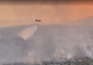 Πλάνα που κόβουν την ανάσα μέσα από το πιλοτήριο Σινούκ που επιχειρεί στη φωτιά στο Λουτράκι