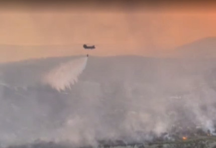 Πλάνα που κόβουν την ανάσα μέσα από το πιλοτήριο Σινούκ που επιχειρεί στη φωτιά στο Λουτράκι