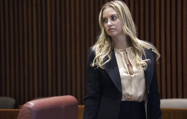 ΗΠΑ: Απαγορεύτηκε η άσκηση επαγγέλματος σε πλαστικό που έκανε livestreaming επεμβάσεις στο TikTok