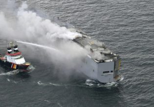 Ολλανδία: Πλοίο που μετέφερε πολυτελή αυτοκίνητα καίγεται για 2η μέρα – Ένας νεκρός