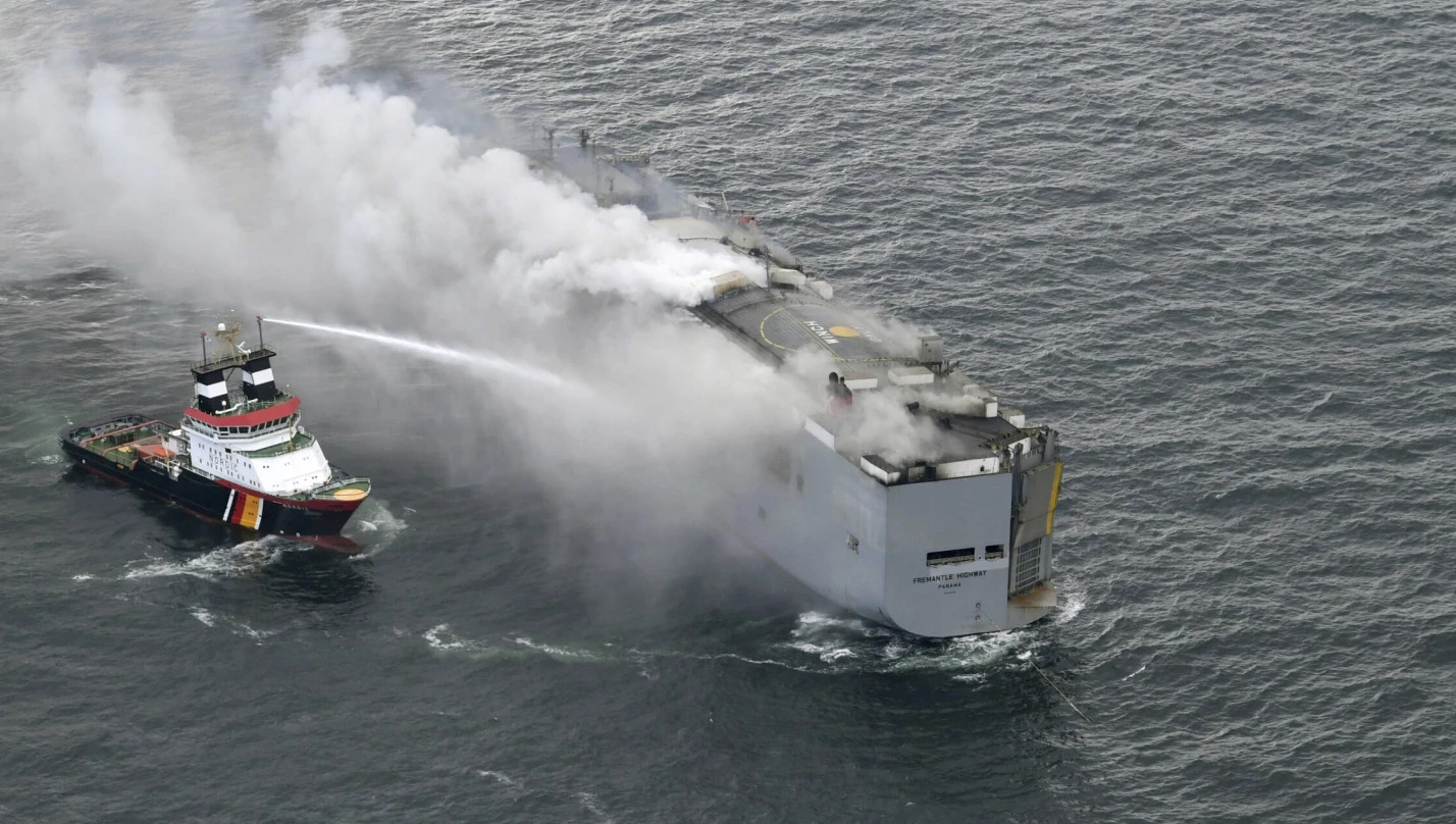 Ολλανδία: Πλοίο που μετέφερε πολυτελή αυτοκίνητα καίγεται για 2η μέρα – Ένας νεκρός