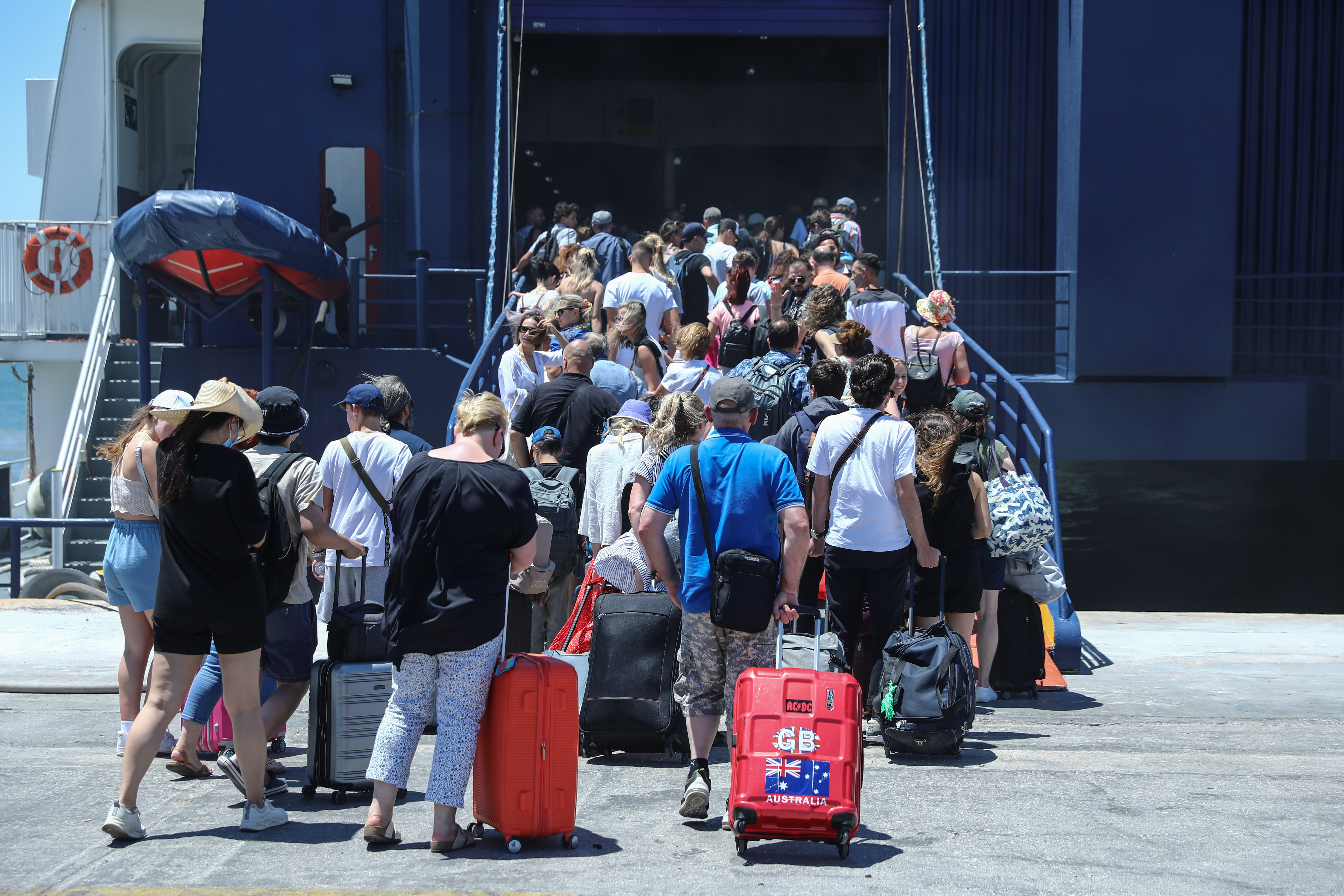 Αύξηση της επιβατικής κίνησης στα λιμάνια του Πειραιά και της Ραφήνας το πρώτο 15νθημερο του Ιουλίου