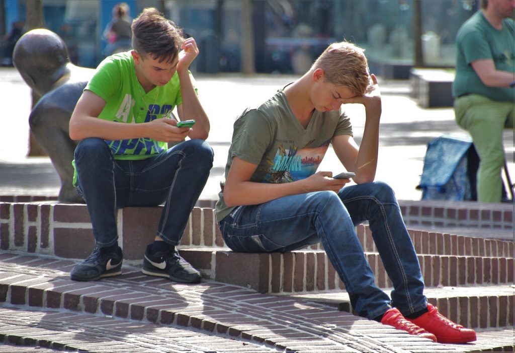 ΕΕ: Το 96% των νέων χρησιμοποιεί το Διαδίκτυο σε καθημερινή βάση
