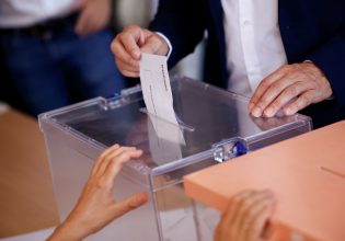 Ισπανία: Πιθανή απόλυτη πλειοψηφία της δεξιάς-ακροδεξιάς – τρίτη δύναμη η Αριστερά, τέταρτη η Ακροδεξιά