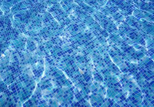 Τραγωδία στη Νέα Μάκρη: Τρία λεπτά έμεινε το παιδί μέσα στην πισίνα