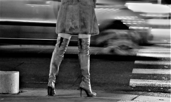 «Hello les filles»… Γιατί αυξάνονται οι ανήλικες Γαλλίδες που εκπορνεύονται;