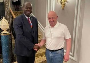 Πριγκόζιν: Επίσημη εμφάνιση στην Αγία Πετρούπολη με τον πρεσβευτή της Κεντροαφρικανικής Δημοκρατίας