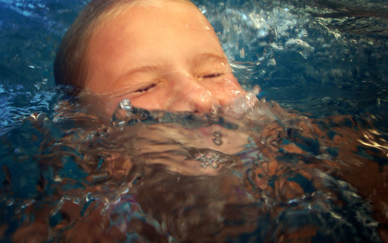 Προσοχή στη θερμοπληξία και την κολύμβηση συνιστούν οι παιδίατροι