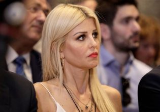 Έλενα Ράπτη – Γιάννης Μπρατάκος: Αγκαλιά στο κέντρο της Αθήνας