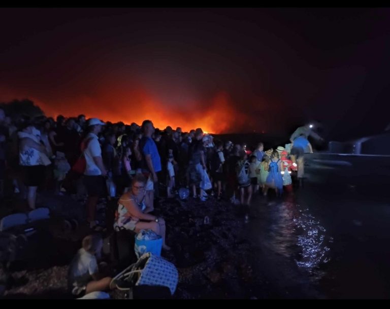 «Ρόδος, ώρα μηδέν»: Οργή και θλίψη στα social εντός και εκτός συνόρων για την πυρκαγιά