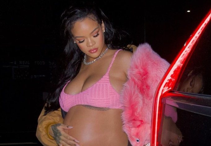 Rihanna: Ποζάρει με εσώρουχα λίγο πριν γεννήσει και λάμπει από ευτυχία