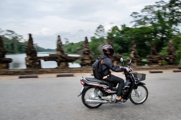 Μηχανάκι στη Λάρισα: Είχε δοθεί σε ανακύκλωση, είχε πινακίδα κλεμμένου οχήματος και οδηγό χωρίς δίπλωμα