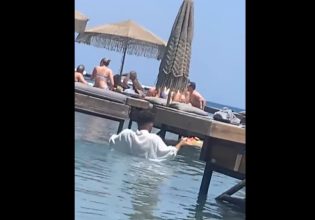 Σερβιτόρος στη Ρόδο: Κράξιμο στο διαδίκτυο σε beach bar και πελάτες