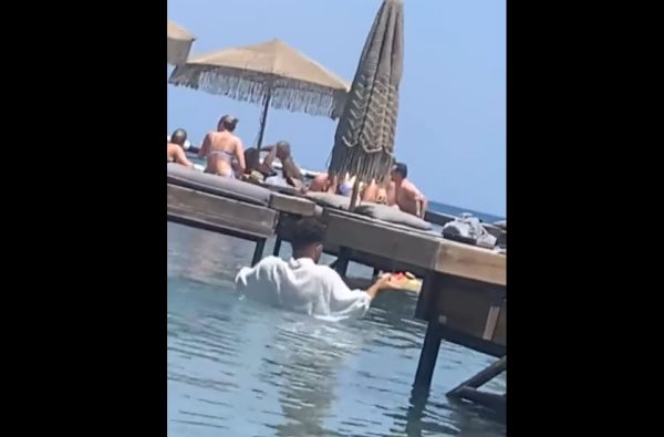 Σερβιτόρος στη Ρόδο: Κράξιμο στο διαδίκτυο σε beach bar και πελάτες