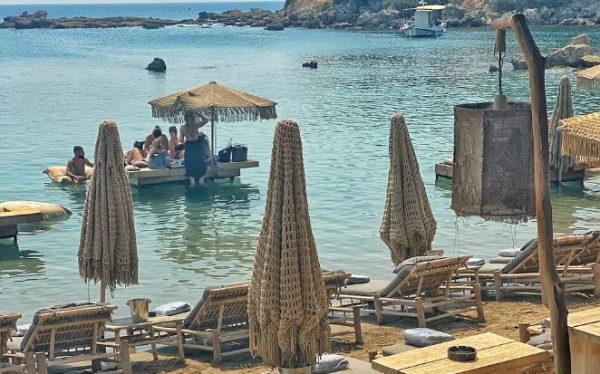 Σερβιτόρος στη Ρόδο: Υπέρ του επιχειρηματία οι εργαζόμενοι στο beach bar – «Τι πρόβλημα υπάρχει;»