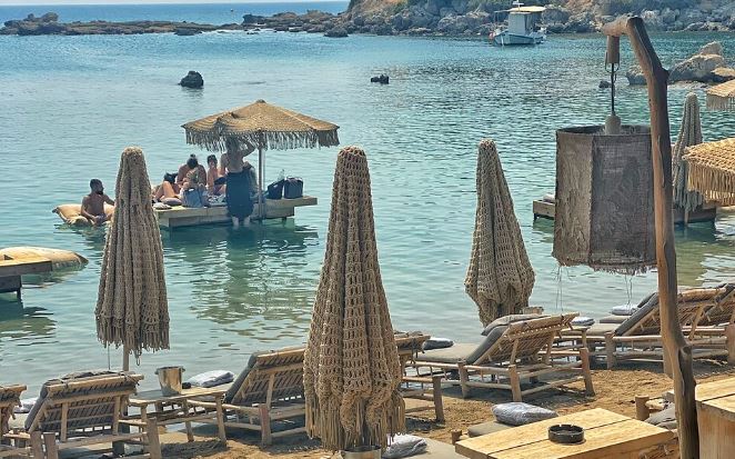 Σερβιτόρος στη Ρόδο: Υπέρ του επιχειρηματία οι εργαζόμενοι στο beach bar – «Τι πρόβλημα υπάρχει;»