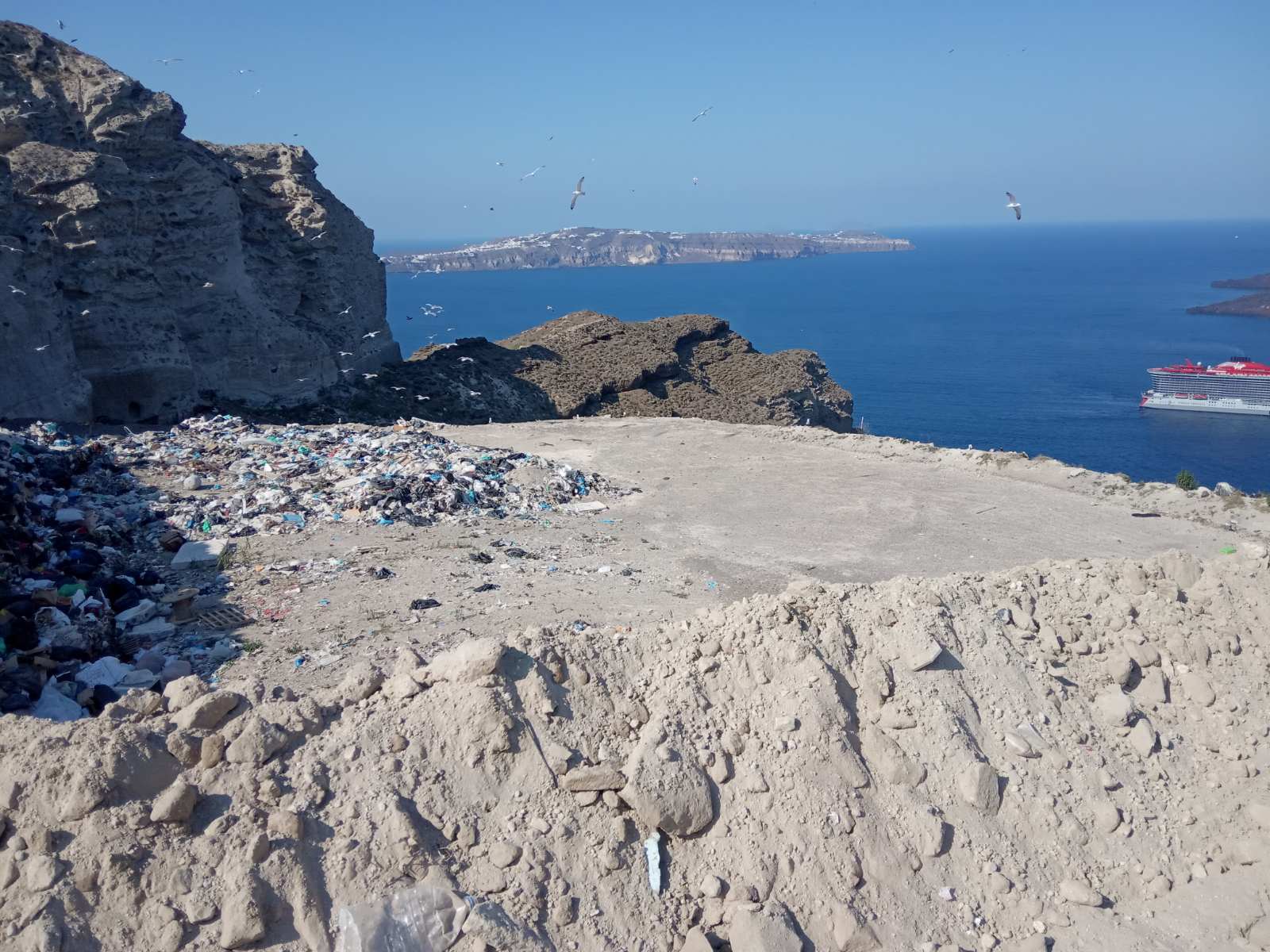 Σαντορίνη: Σκουπίδια με… θέα θάλασσα [φωτό]