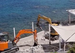 Οι μπουλντόζες έπιασαν πάλι δουλειά στη Μύκονο – Γκρεμίζουν αυθαίρετες κατασκευές σε γνωστή ψαροτραβέρνα